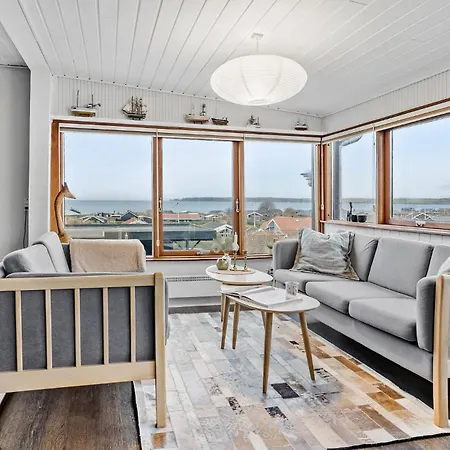 3 Bedroom Cozy In Juelsminde Hébergement de vacances *